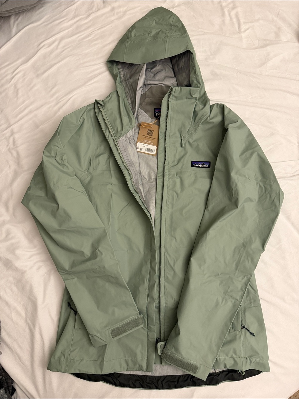Patagonia Torrentshell 3L Rain Jacket Women in Sage Green color (Ellewood Green)